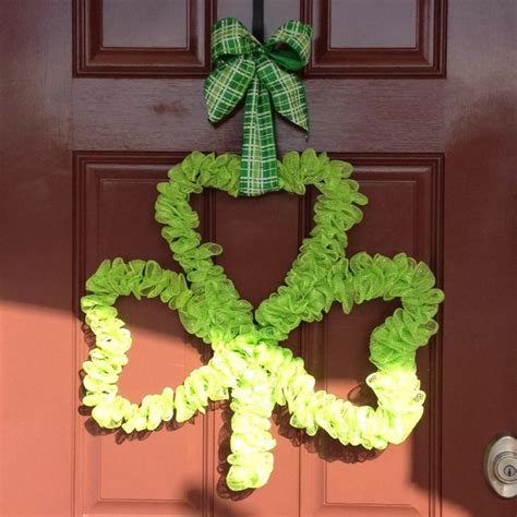 10 Creative Shamrock Wreath Form Ideas