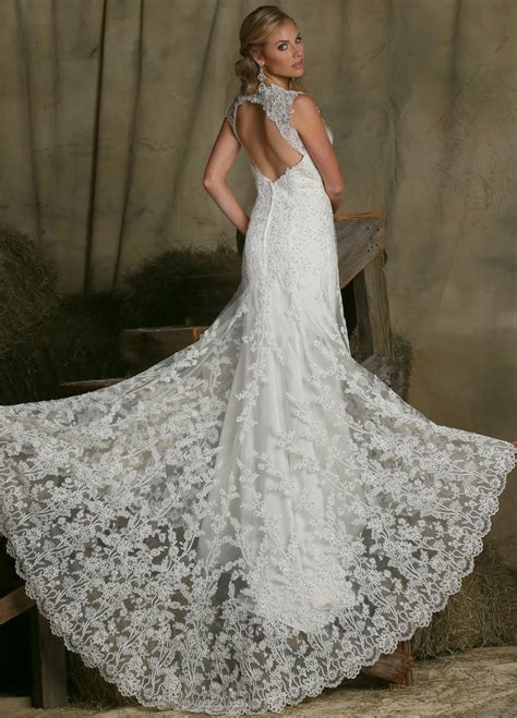 10 Ways To Rock A Form Fitting Lace Wedding Dress